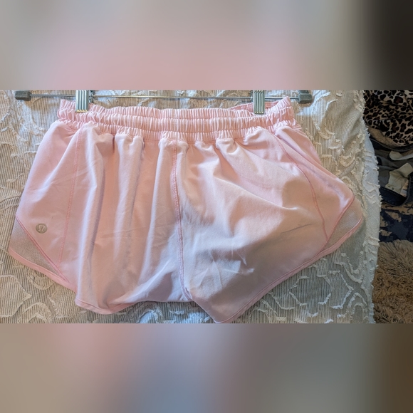 Lululemon Hotty Hot Shorts 2.5" Size 8 Pearl Pink - Picture 2 of 5